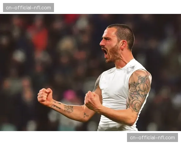 特写：39岁老将博努奇训练中指导尤文年轻后卫站位